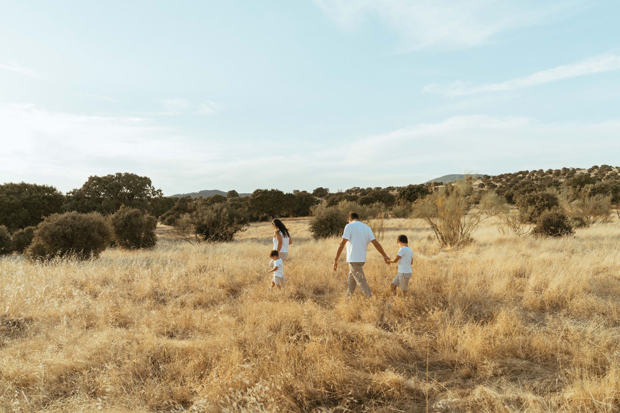 Gonzalo, Laura y los niños paseando por el campo